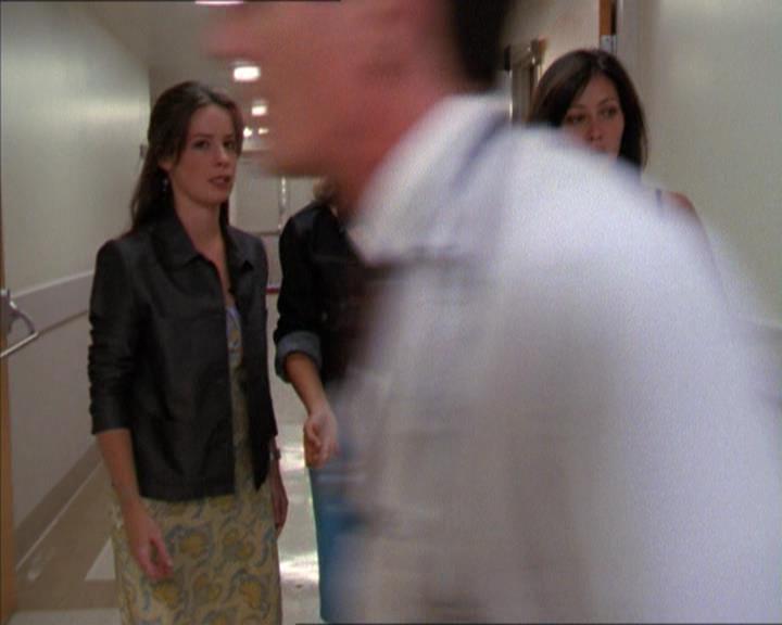 Charmed-Online_dot_net-2x01WitchTrial1489.jpg