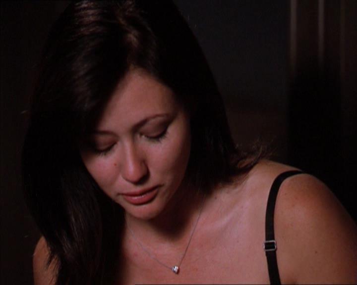 Charmed-Online_dot_net-2x01WitchTrial1789.jpg