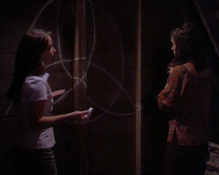 Charmed-Online_dot_net-2x01WitchTrial1802.jpg