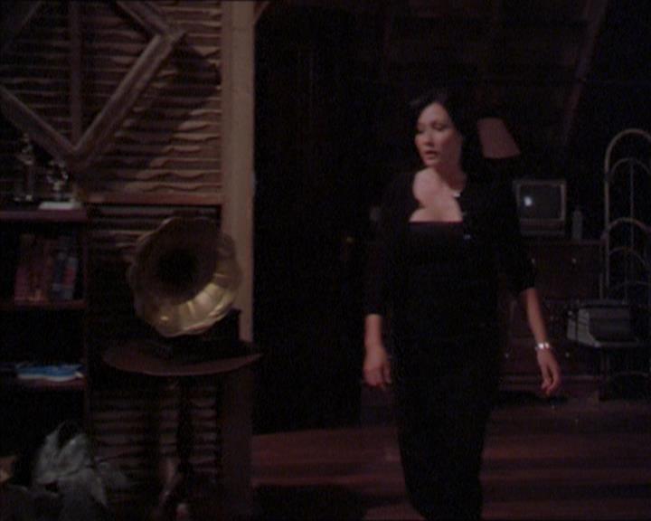 Charmed-Online_dot_net-2x01WitchTrial1812.jpg