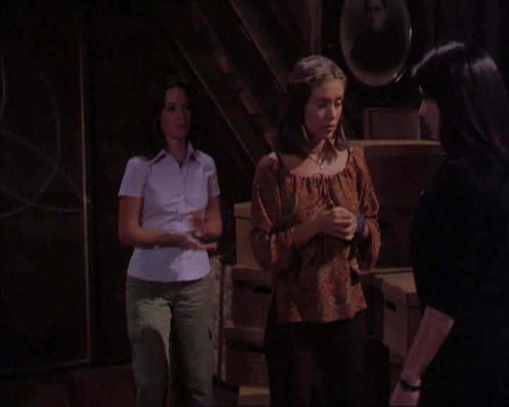Charmed-Online_dot_net-2x01WitchTrial1815.jpg