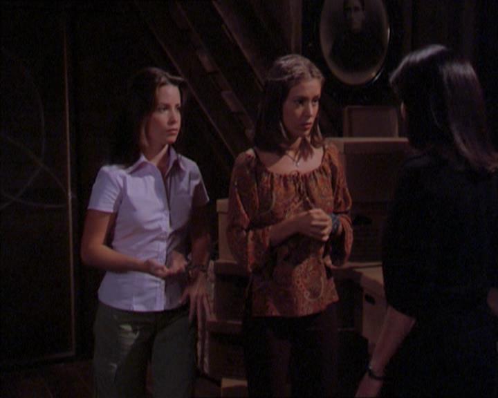 Charmed-Online_dot_net-2x01WitchTrial1816.jpg