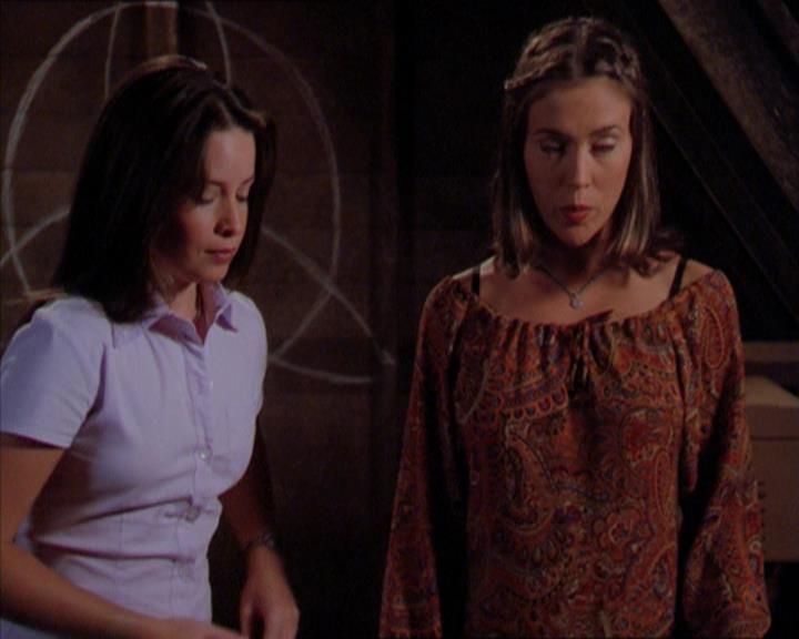 Charmed-Online_dot_net-2x01WitchTrial1846.jpg