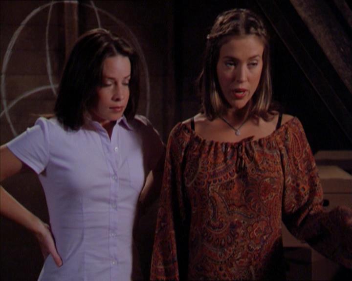 Charmed-Online_dot_net-2x01WitchTrial1847.jpg