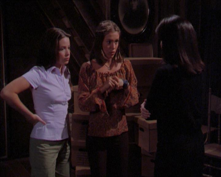 Charmed-Online_dot_net-2x01WitchTrial1853.jpg