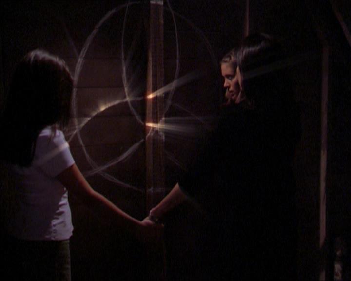 Charmed-Online_dot_net-2x01WitchTrial1865.jpg