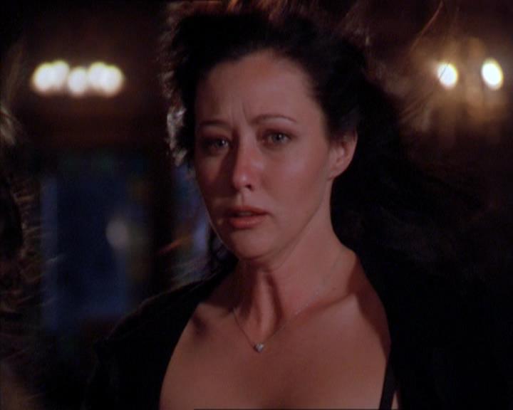 Charmed-Online_dot_net-2x01WitchTrial1871.jpg