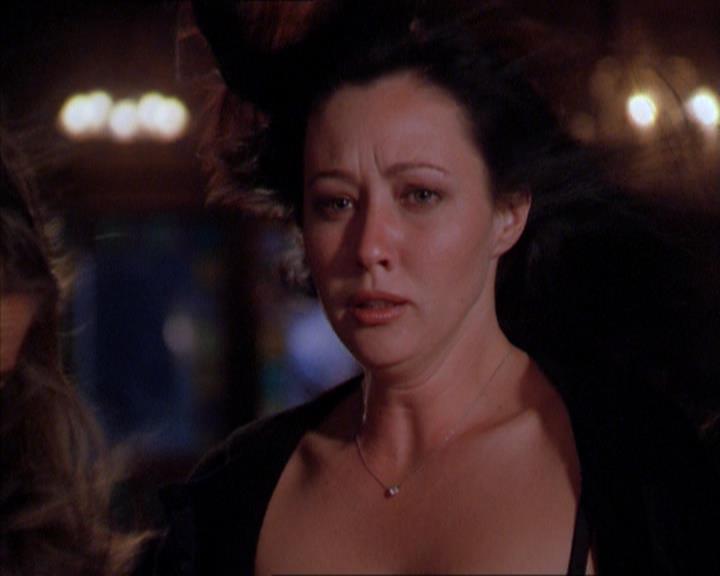 Charmed-Online_dot_net-2x01WitchTrial1877.jpg