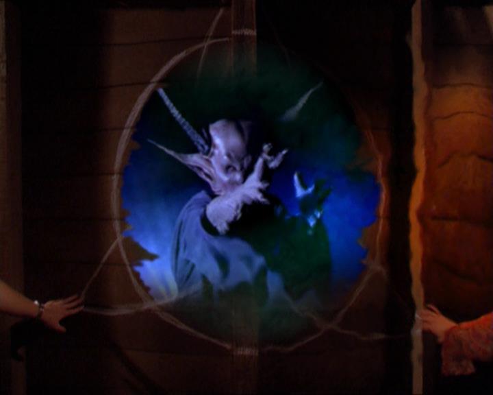 Charmed-Online_dot_net-2x01WitchTrial1883.jpg