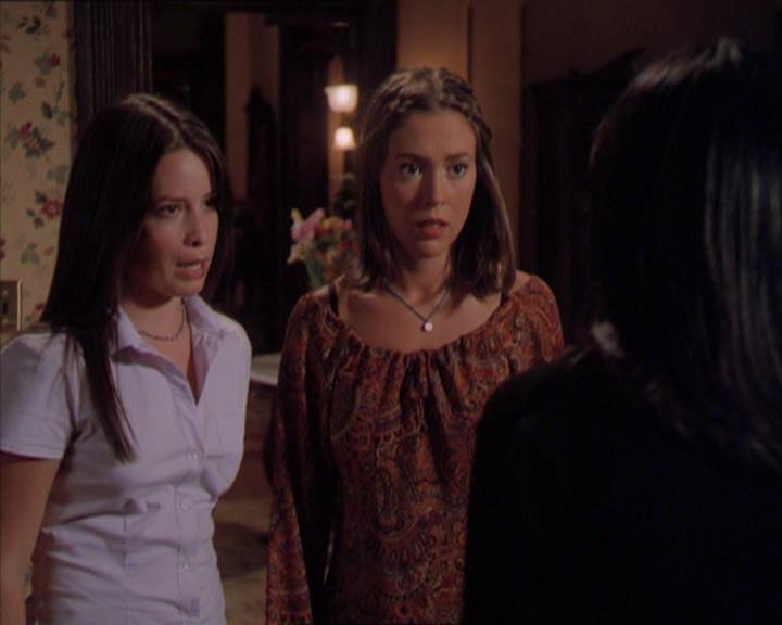 Charmed-Online_dot_net-2x01WitchTrial1924.jpg