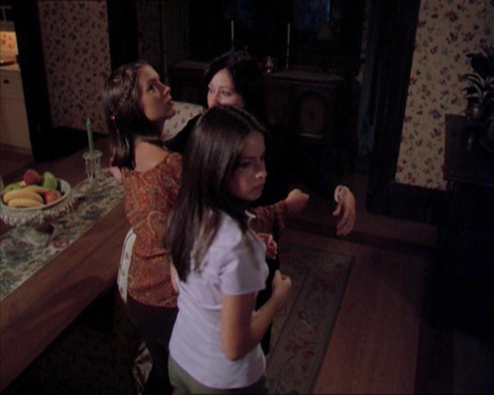 Charmed-Online_dot_net-2x01WitchTrial2052.jpg