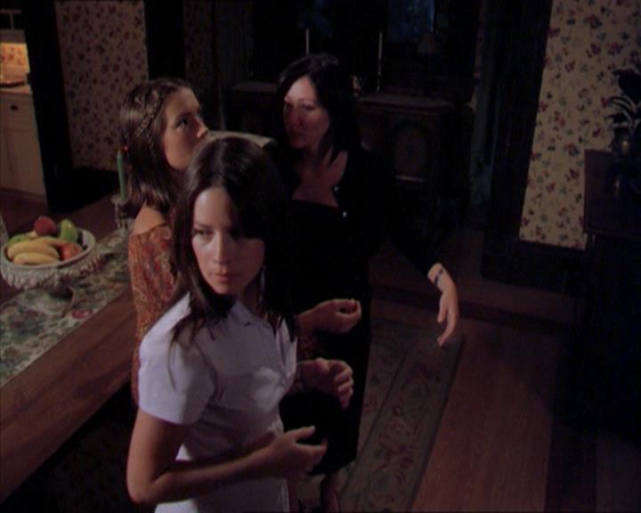 Charmed-Online_dot_net-2x01WitchTrial2053.jpg