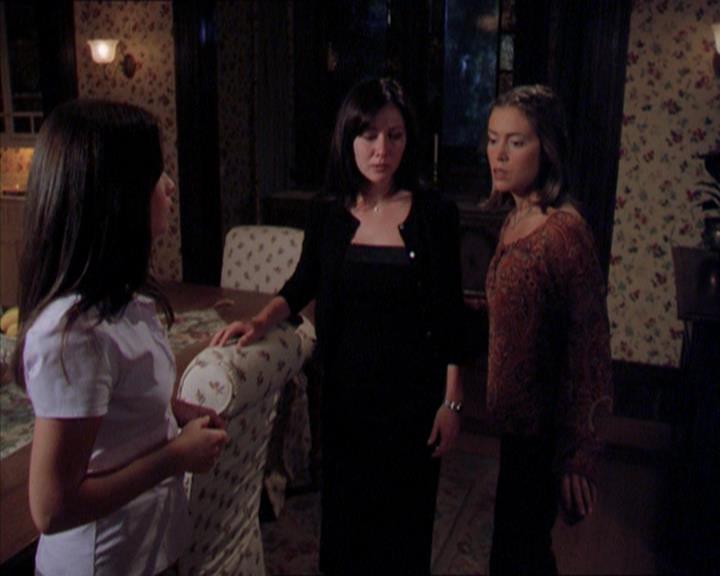 Charmed-Online_dot_net-2x01WitchTrial2059.jpg