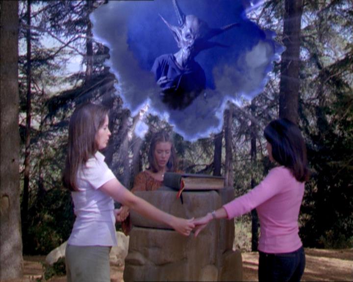 Charmed-Online_dot_net-2x01WitchTrial2160.jpg