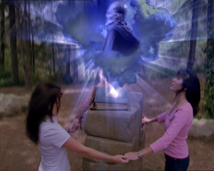 Charmed-Online_dot_net-2x01WitchTrial2177.jpg