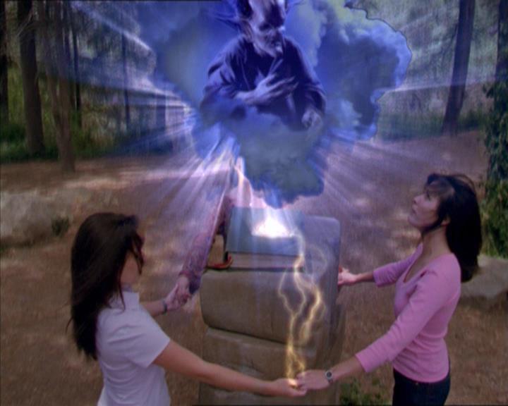 Charmed-Online_dot_net-2x01WitchTrial2179.jpg