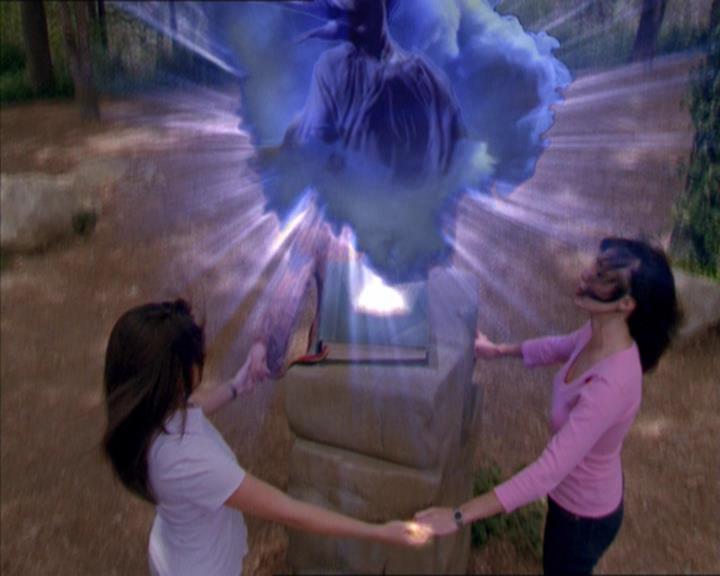 Charmed-Online_dot_net-2x01WitchTrial2185.jpg