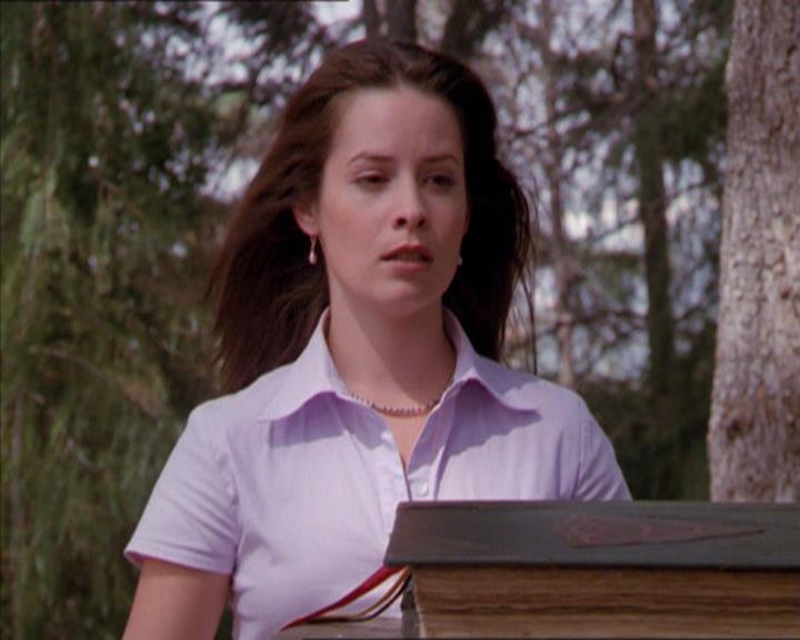 Charmed-Online_dot_net-2x01WitchTrial2214.jpg