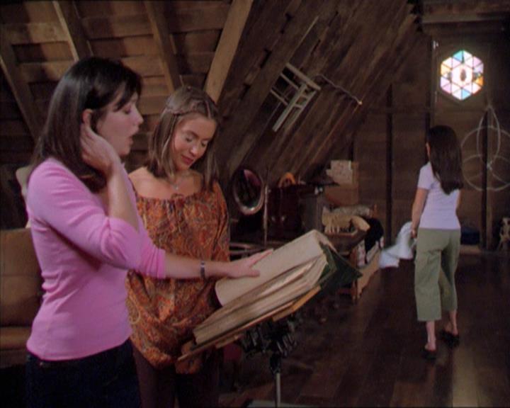 Charmed-Online_dot_net-2x01WitchTrial2298.jpg
