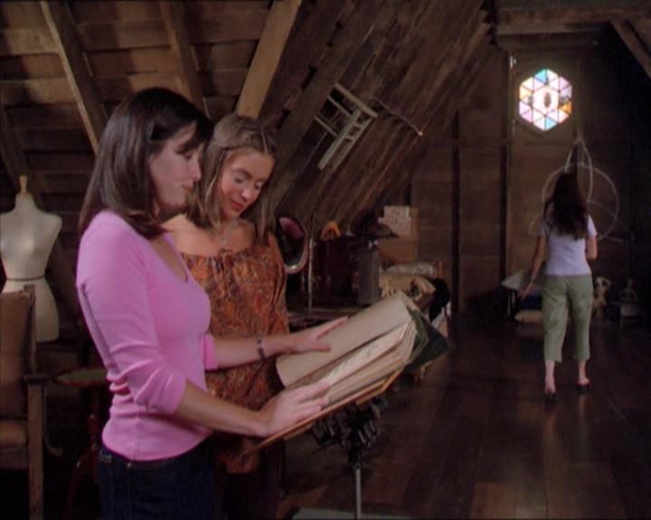 Charmed-Online_dot_net-2x01WitchTrial2300.jpg