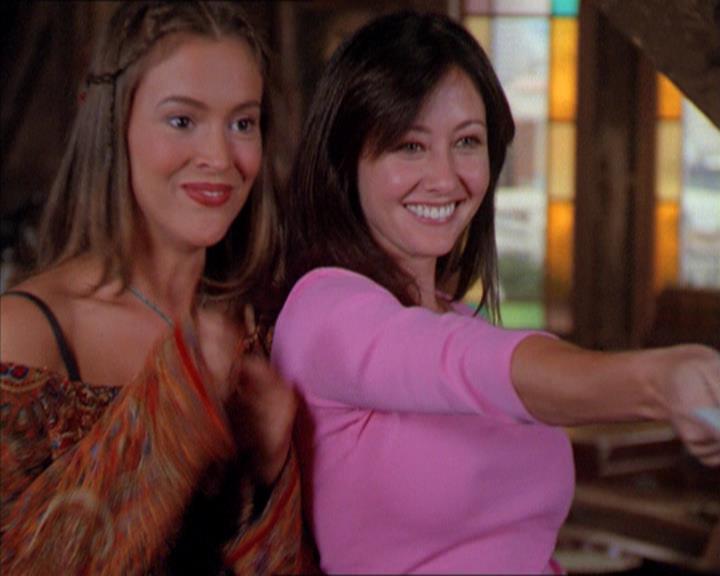 Charmed-Online_dot_net-2x01WitchTrial2321.jpg