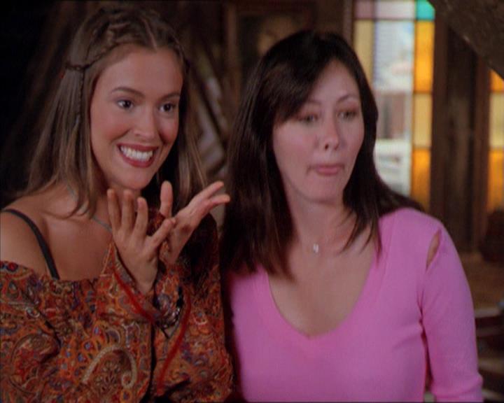 Charmed-Online_dot_net-2x01WitchTrial2324.jpg