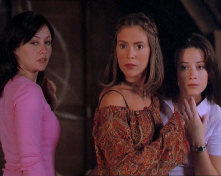 Charmed-Online_dot_net-2x01WitchTrial2351.jpg