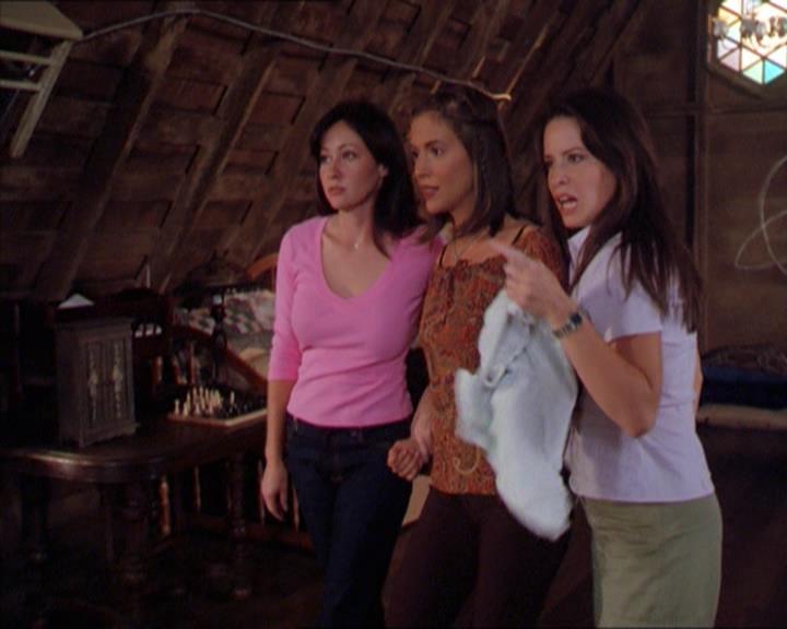 Charmed-Online_dot_net-2x01WitchTrial2361.jpg