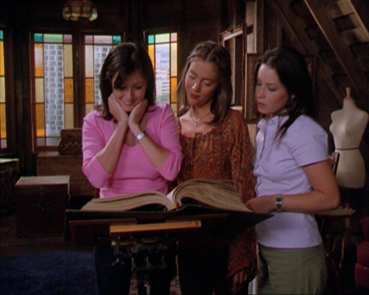 Charmed-Online_dot_net-2x01WitchTrial2408.jpg