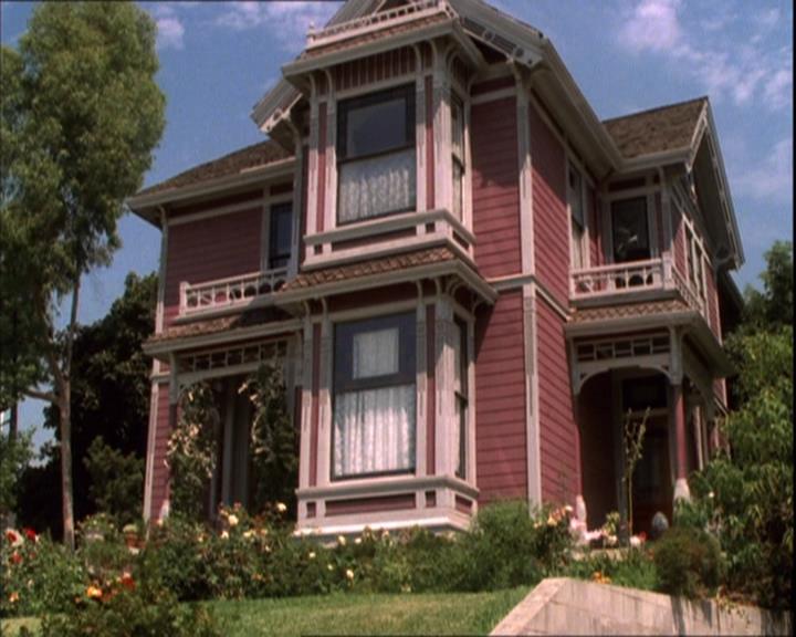 Charmed-Online_dot_net-2x02MoralityBites0001.jpg
