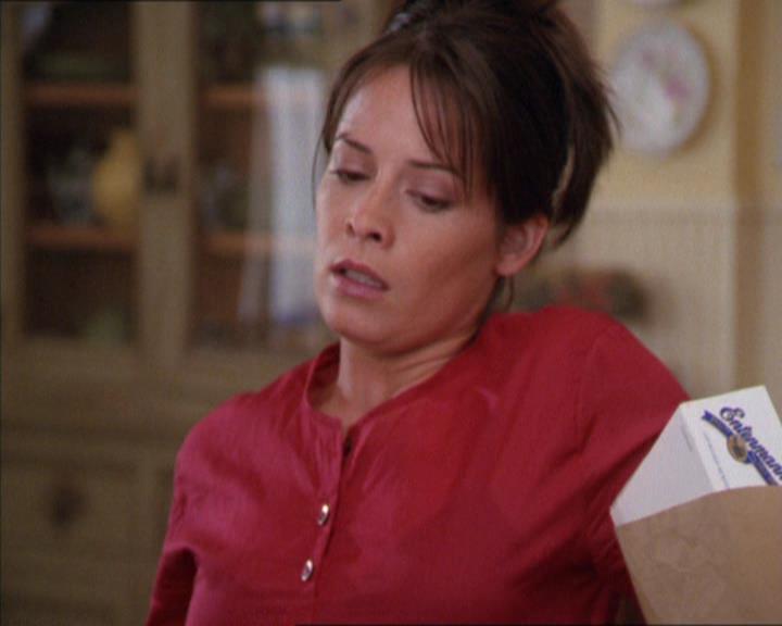 Charmed-Online_dot_net-2x02MoralityBites0027.jpg