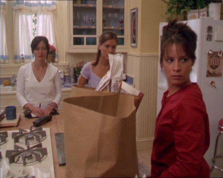 Charmed-Online_dot_net-2x02MoralityBites0032.jpg