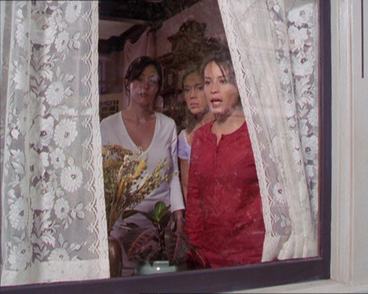 Charmed-Online_dot_net-2x02MoralityBites0042.jpg