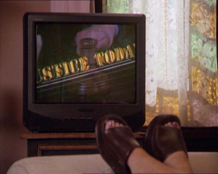 Charmed-Online_dot_net-2x02MoralityBites0112.jpg