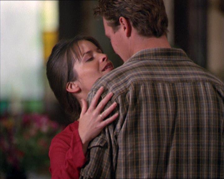 Charmed-Online_dot_net-2x02MoralityBites0301.jpg