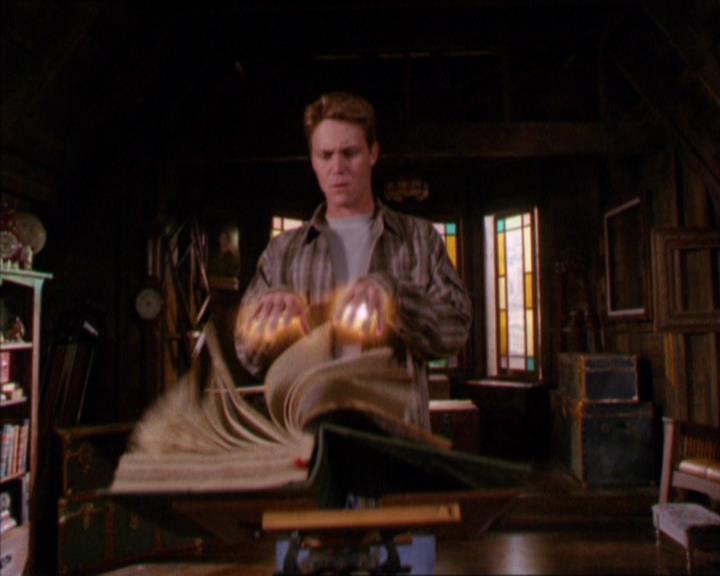Charmed-Online_dot_net-2x02MoralityBites0312.jpg