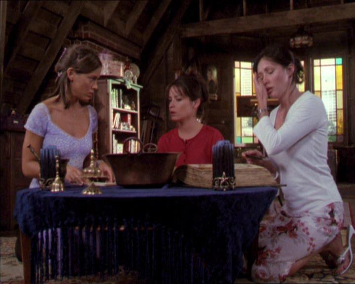 Charmed-Online_dot_net-2x02MoralityBites0389.jpg