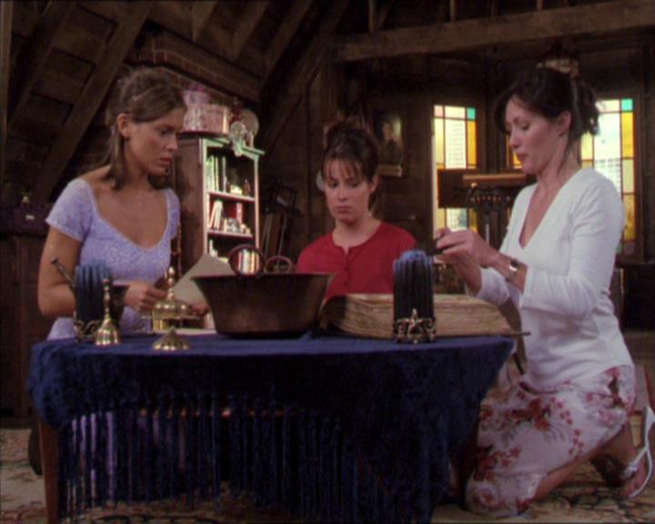 Charmed-Online_dot_net-2x02MoralityBites0398.jpg