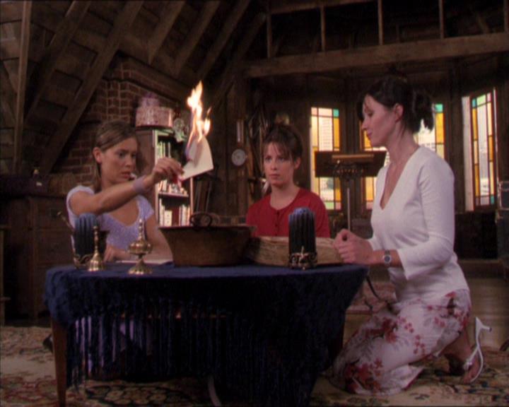 Charmed-Online_dot_net-2x02MoralityBites0411.jpg