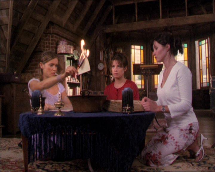Charmed-Online_dot_net-2x02MoralityBites0412.jpg