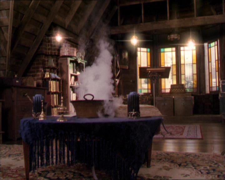 Charmed-Online_dot_net-2x02MoralityBites0415.jpg