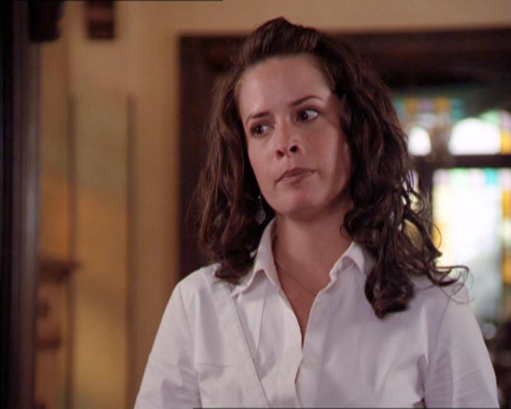 Charmed-Online_dot_net-2x02MoralityBites0510.jpg