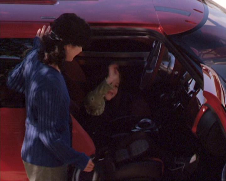 Charmed-Online_dot_net-2x02MoralityBites0538.jpg
