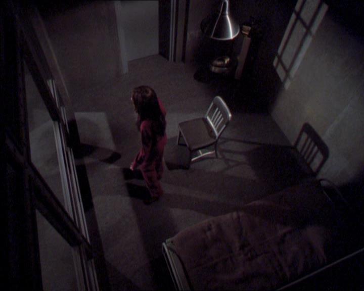 Charmed-Online_dot_net-2x02MoralityBites0793.jpg