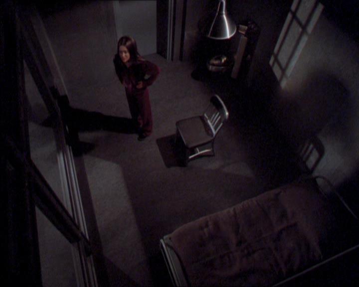 Charmed-Online_dot_net-2x02MoralityBites0805.jpg