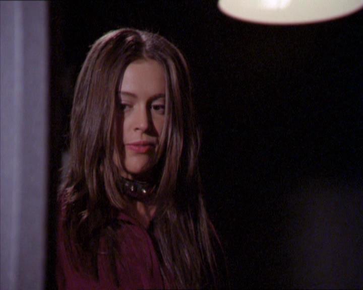 Charmed-Online_dot_net-2x02MoralityBites0810.jpg