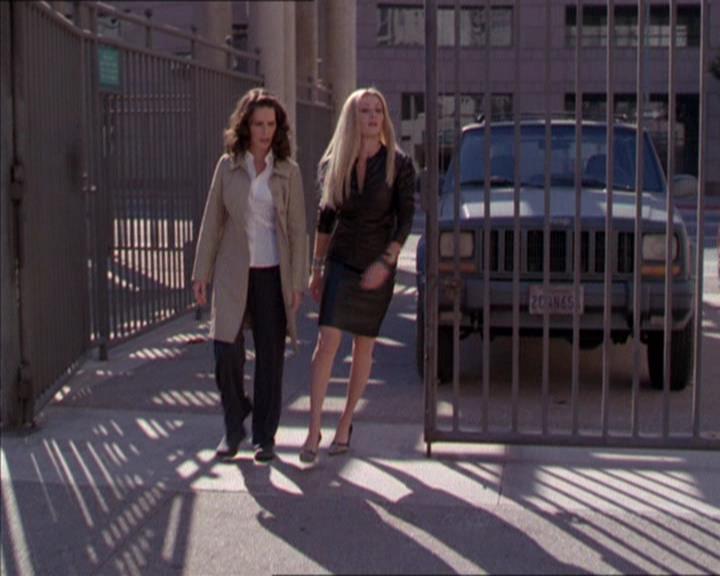 Charmed-Online_dot_net-2x02MoralityBites0830.jpg Charmed-Online_dot_net-2x02MoralityBites0830.jpg