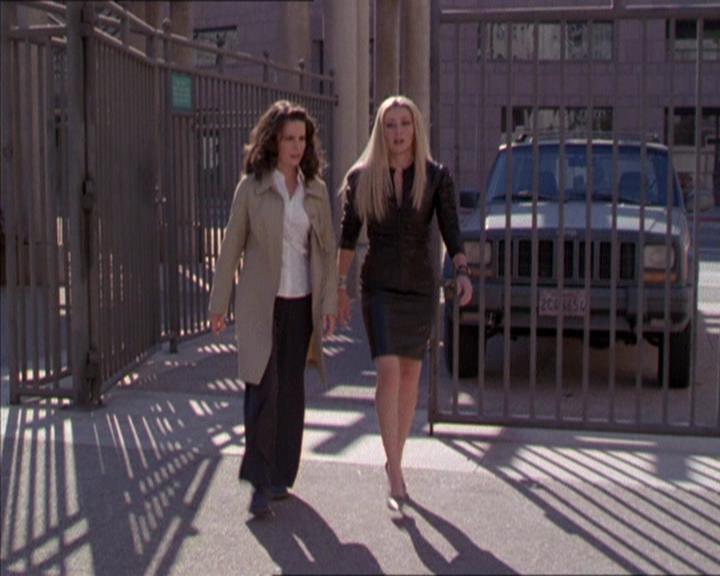 Charmed-Online_dot_net-2x02MoralityBites0831.jpg
