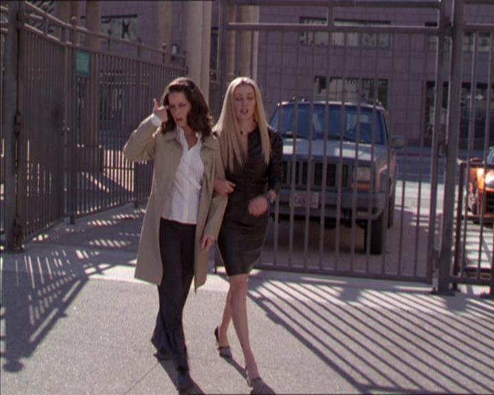 Charmed-Online_dot_net-2x02MoralityBites0832.jpg
