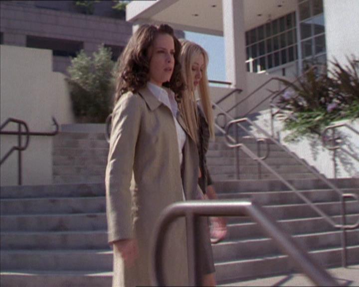 Charmed-Online_dot_net-2x02MoralityBites0836.jpg